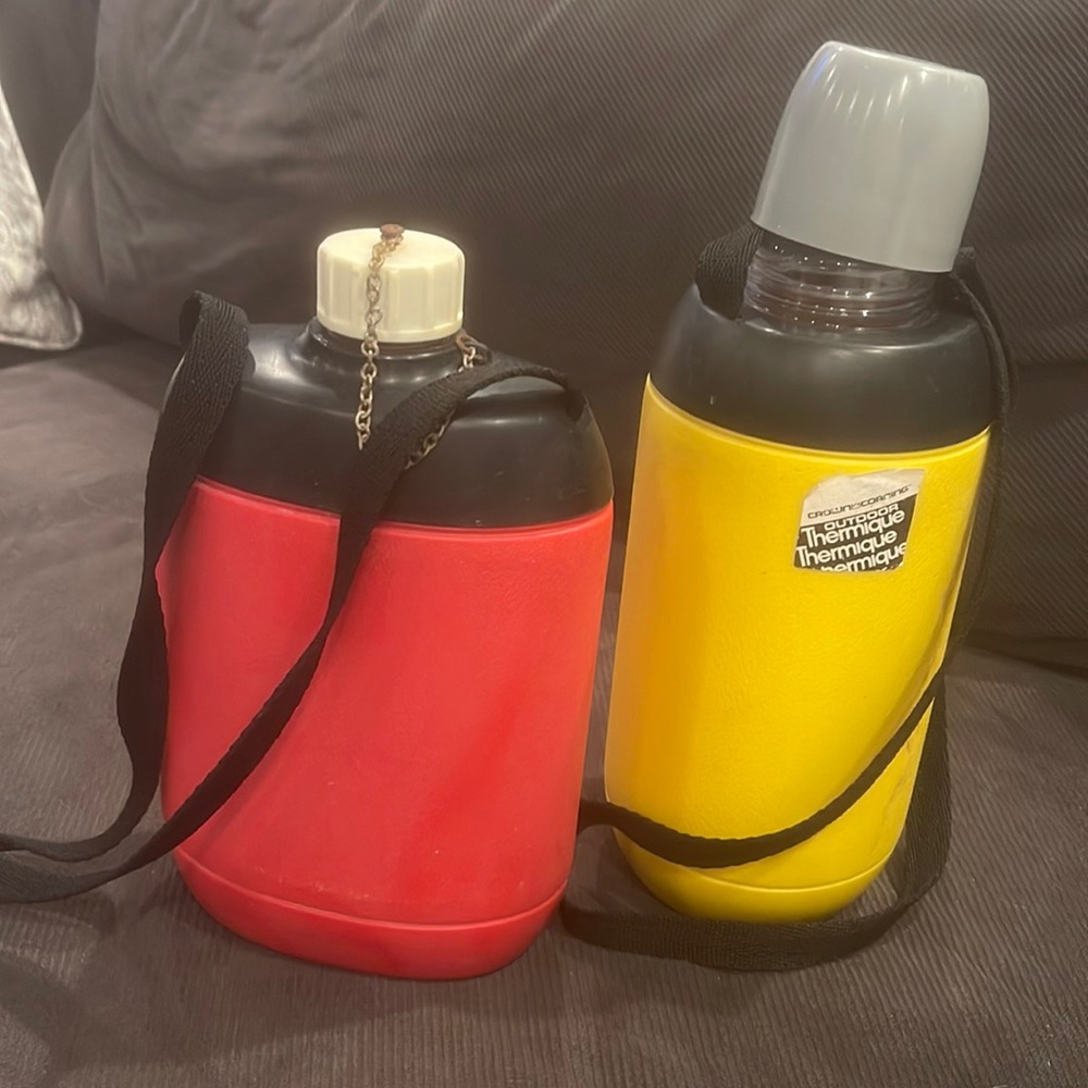 Vintage Made In Italy Thermique canteens. Plastic. Curiosity pieces. Both for 12